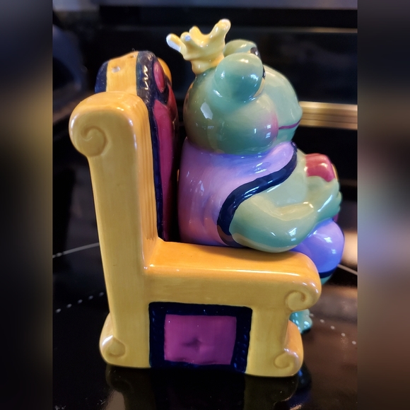 Frog Prince on Throne Nesting / Stacking Salt and Pepper Set - Picture 4 of 9